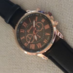Oversized leather boyfriend watch